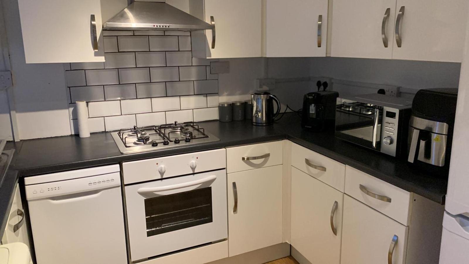 Stylish Near Shopping Dining - Book Summer Now Holiday home *